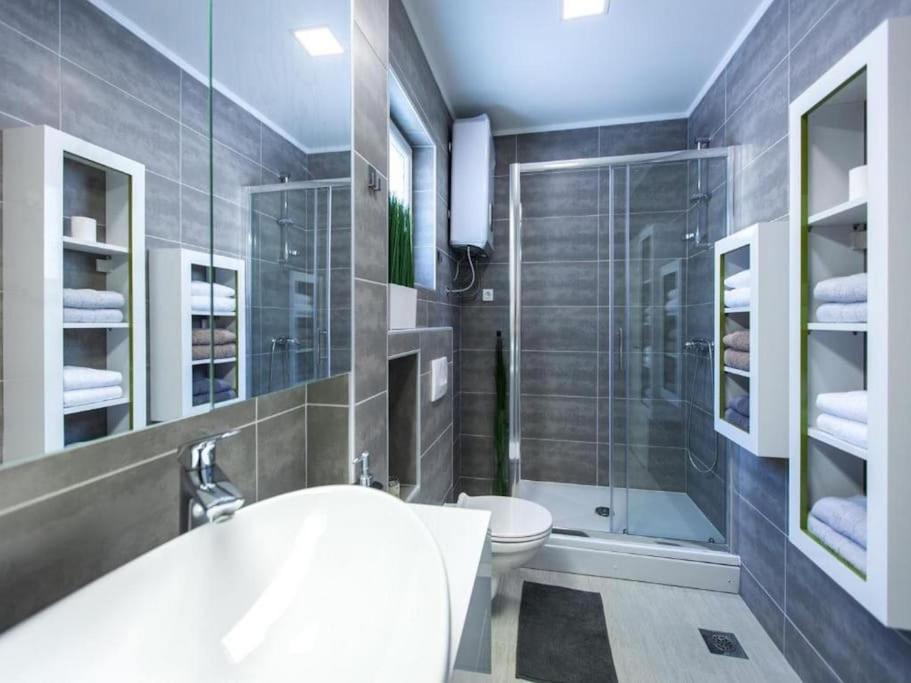 Bleu - Three Bedroom With Balcony And View