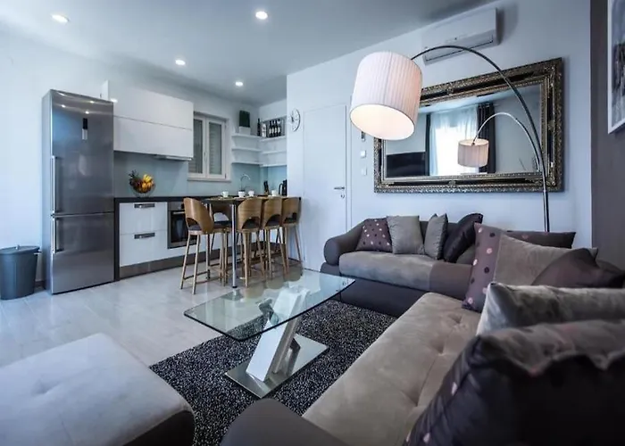 Bleu Villa - Three Bedroom Villa With Balcony And City View