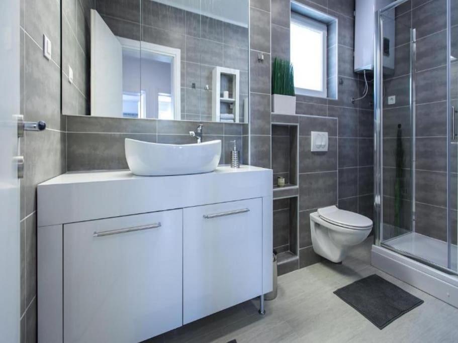 Bleu - Three Bedroom With Balcony And View *