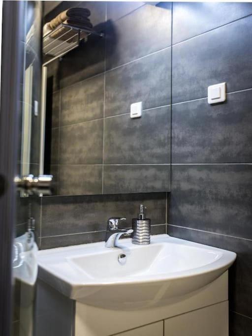 Bleu - Three Bedroom With Balcony And View
